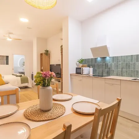Lägenhet Paradise - Comodo Y Acogedor - Conectado Con Aeropuerto, Playa Y Centro